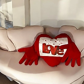 KOLLARIYLA SARAN LOVE YAZILI KALP YASTIK SÜBLÜMASYON BASKILI